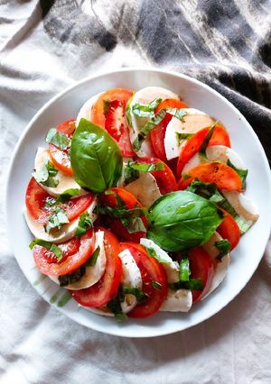 Hình của món Caprese Salad.