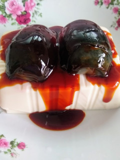 【快速簡易家常菜】皮蛋豆腐 的食譜成品照片