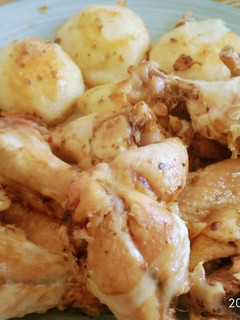 Una foto de Alitas de pollo con papas al horno
