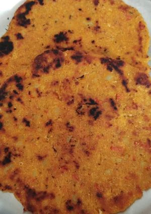 आलू मक्की की रोटी (Aloo makki ki roti recipe in hindi) रेसिपी मुख्य फोटो