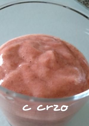 Una foto de 2 en 1, Mousse de fresas y helado