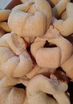 Una foto de Medialunas de coco