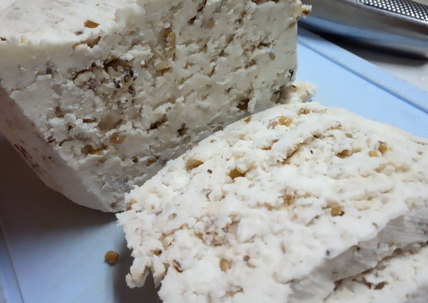 Сыр с пажитником и грецким орехом