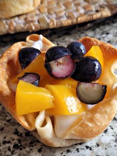 Una foto de Tartaletas con yogur, melocotón y arándanos