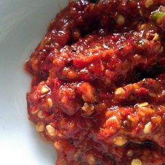 A picture of Hot & sour chili sauce.