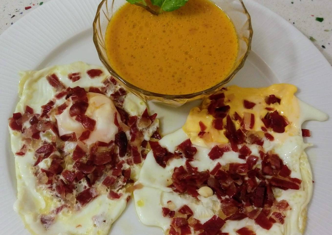 Huevos fritos con jamón ibérico y crema de calabaza