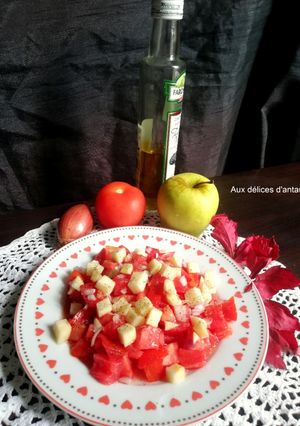 Une photo de Tartare de tomate, pomme et huile de truffe