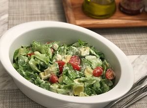 Una foto de Ensalada de yogurt griego y queso manchego