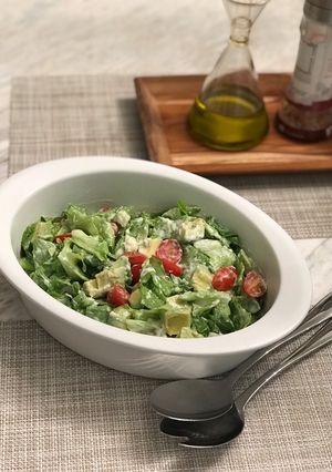 Una foto de Ensalada de yogurt griego y queso manchego