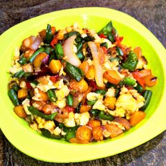 A picture of Egg and veggies sauce.