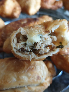 Foto principal de Empanadillas fritas de bonito con cebolla y queso