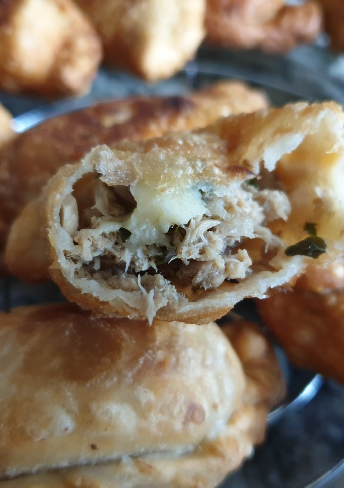 Una foto de Empanadillas fritas de bonito con cebolla y queso