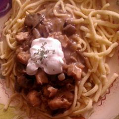 A picture of Jägergeschnetzeltes with spätzle.
