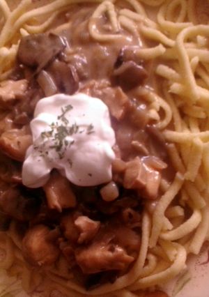 A picture of Jägergeschnetzeltes with spätzle.