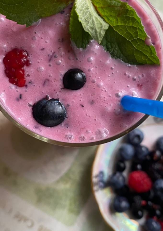 Ягідно-банановий мілкшейк🥤