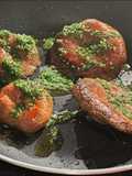 Níscalos a la plancha con salsa mery de hojas de zanahoria
