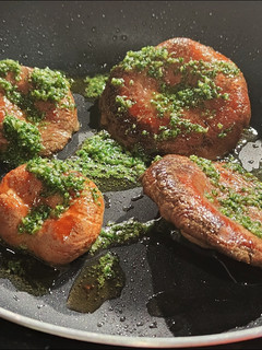 Una foto de Níscalos a la plancha con salsa mery de hojas de zanahoria