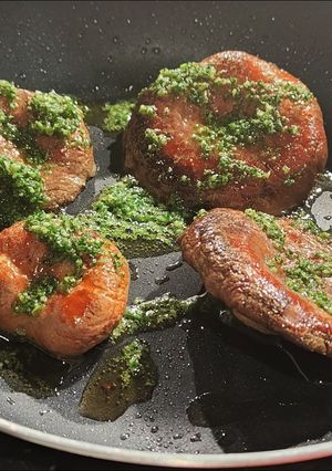 Una foto de Níscalos a la plancha con salsa mery de hojas de zanahoria