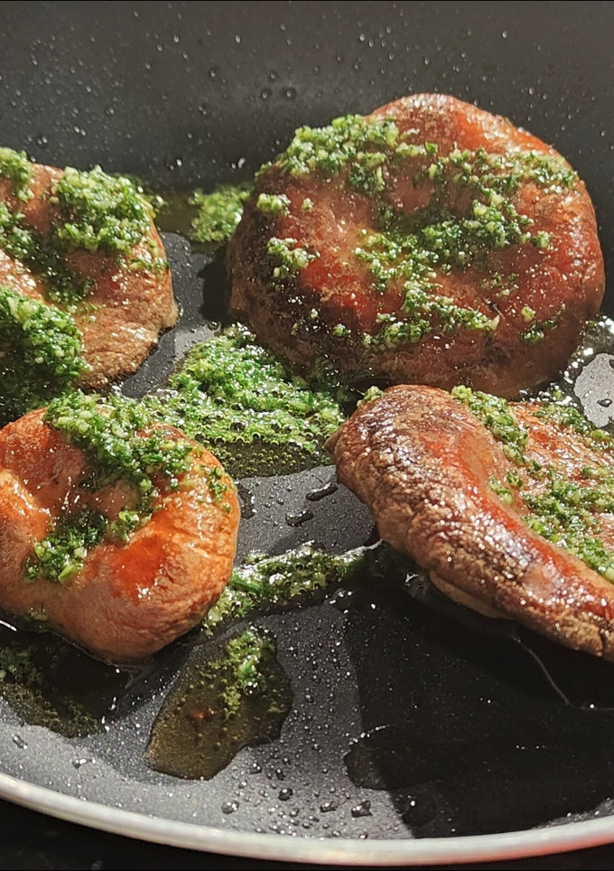 Una foto de Níscalos a la plancha con salsa mery de hojas de zanahoria