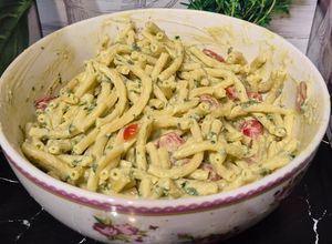 Une photo de Salade de pâtes sauce crémeuse à l'avocat