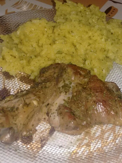 Una foto de »Pollo a la cerveza con provenzal y arroz amarillo«