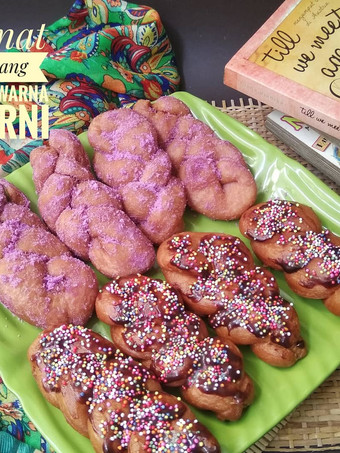 Cara Gampang Menyiapkan Donat Kepang Ungu Warna Warni (eggless), Lezat Sekali