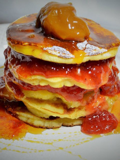 Una foto de Pancakes de banana caramelizada y dulce de leche