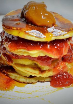 Una foto de Pancakes de banana caramelizada y dulce de leche