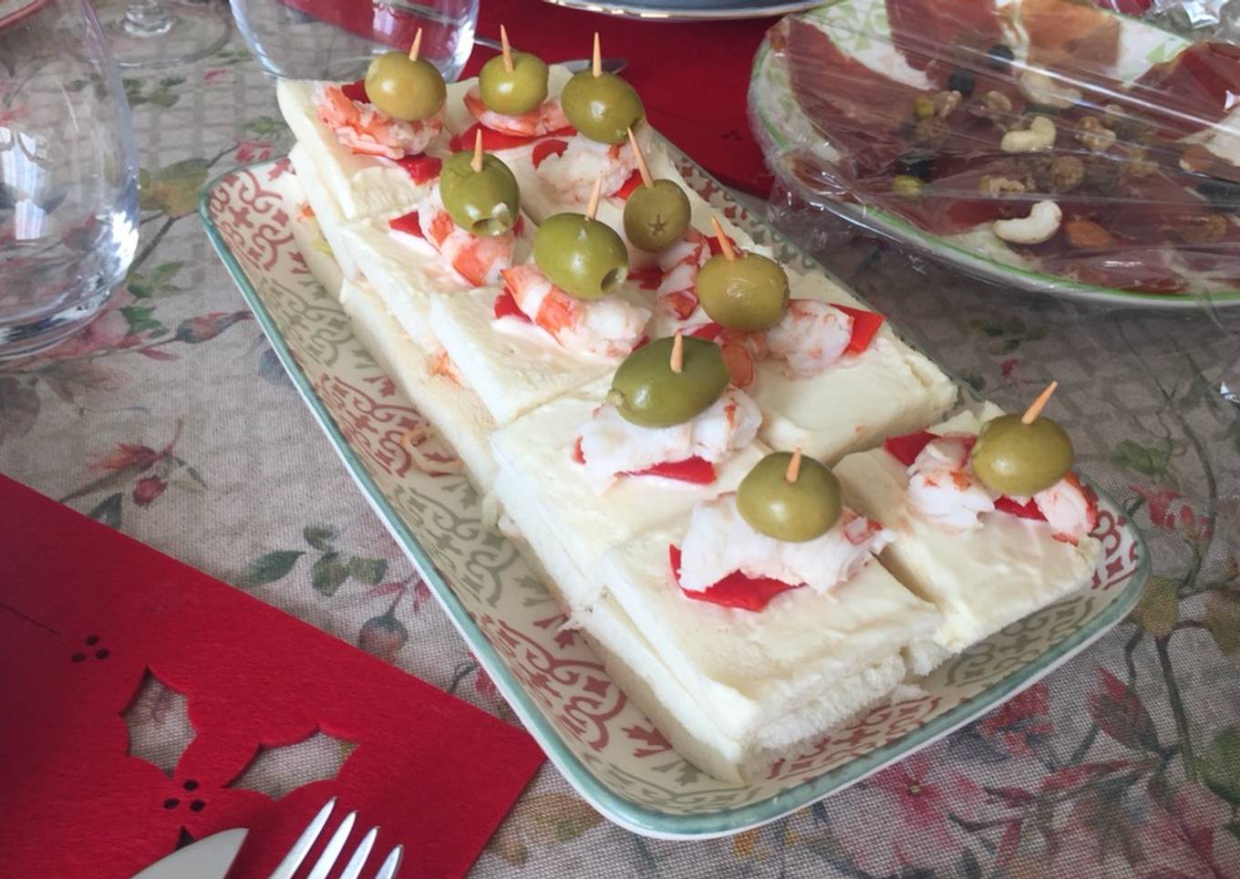 Canapés de aguacate y gambas