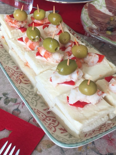 Una foto de Canapés de aguacate y gambas