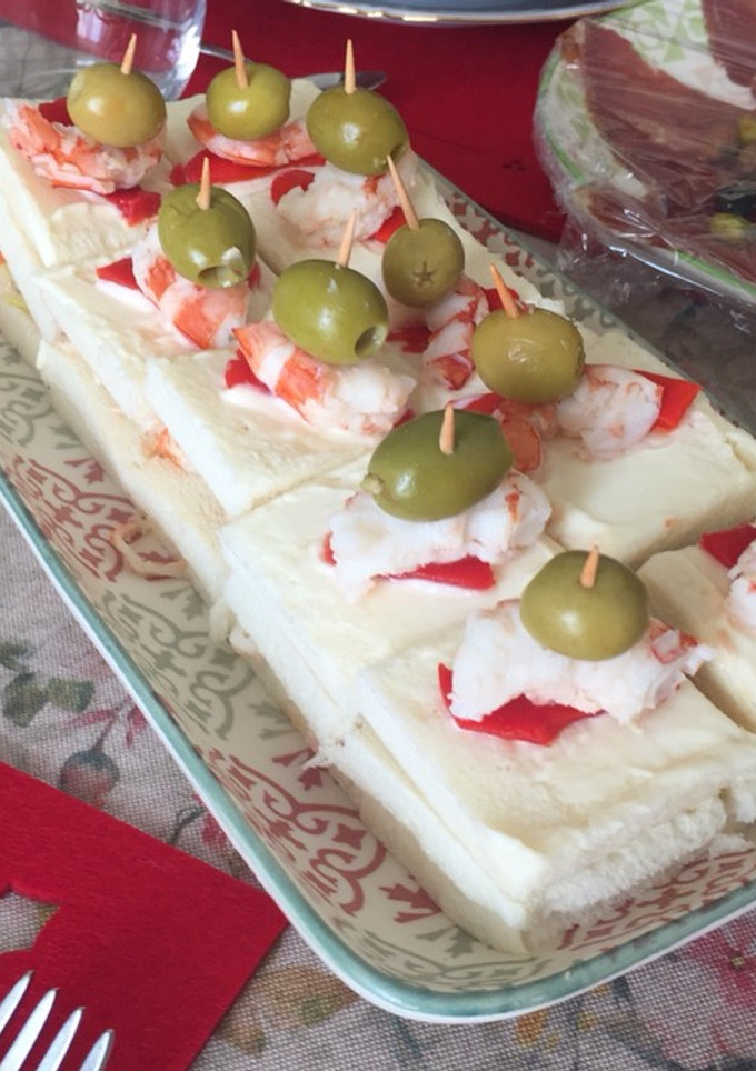 Una foto de Canapés de aguacate y gambas