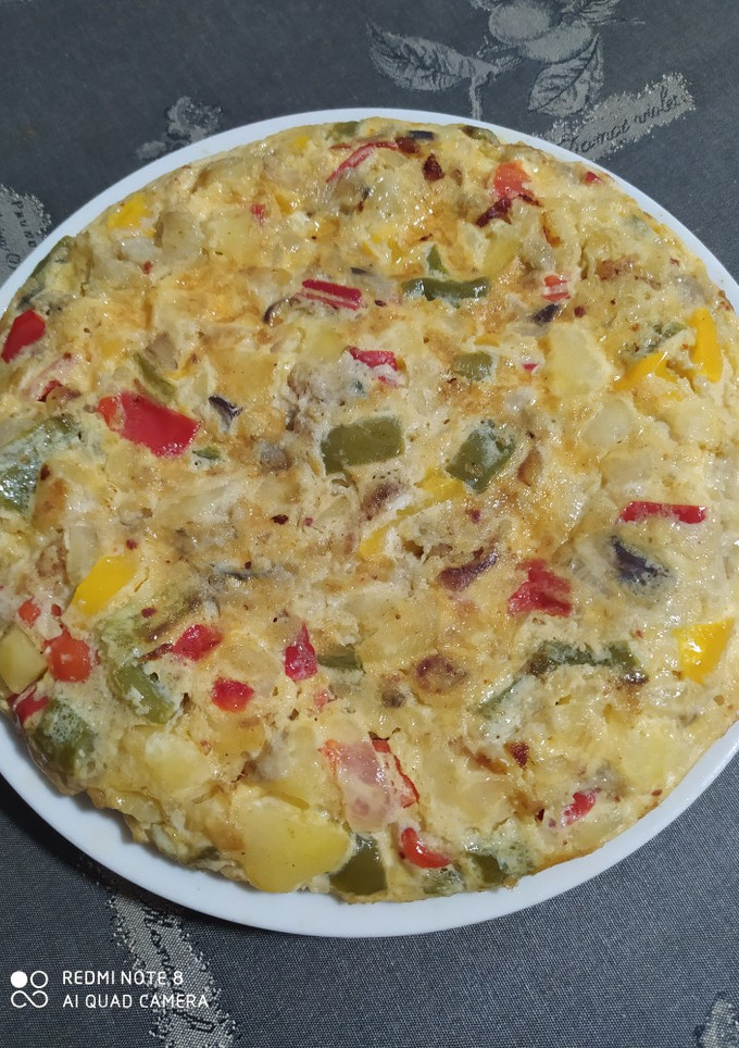 Una foto de Mega Tortilla de patatas y verduras🍆🌶️🥔🥚