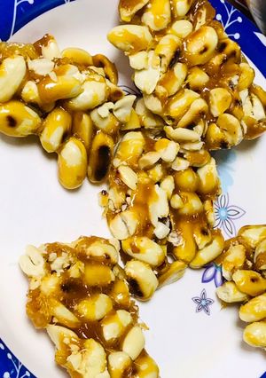 A picture of Peanut jaggery chikki.