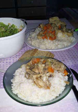 Una foto de Pollo con verduras y arroz