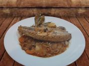 Una foto de caballa escabeche