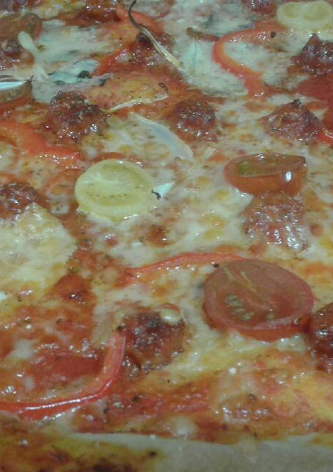 Una foto de Pizza de chistorra y emmental