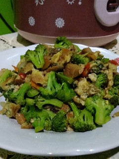 Foto resep Oseng telur dadar + brokoli 🥗