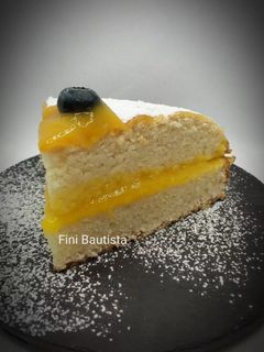 Una foto de Bizcocho sin huevo sin mantequilla con mermelada de mango