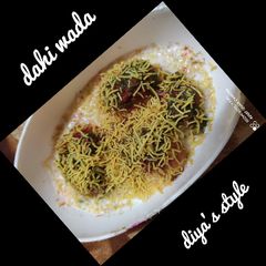 A picture of South Indian Dahi wada.