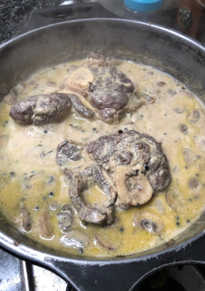 Una foto de 6. Osobuco con salsa a la pimienta y setas (principal carne)
