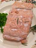 Salmón a la "piastra di sale" ligeramente ahumado