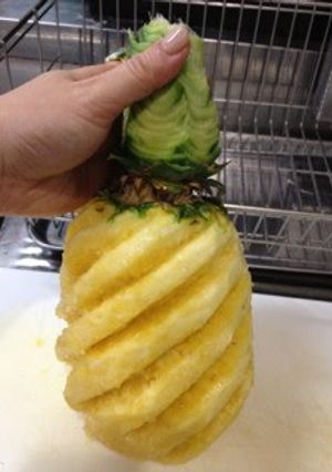 A picture of Simple Pineapple Cutting Technique.
