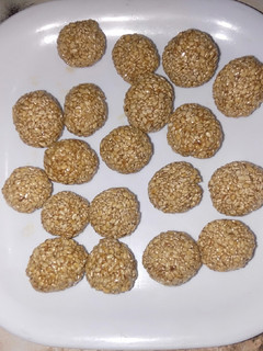 તલના લાડુ (Til Ladoo Recipe In Gujarati) રેસીપી મુખ્ય ફોટો