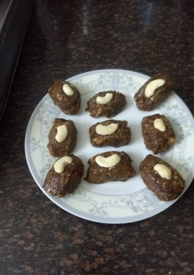 A picture of Dates Pinni.