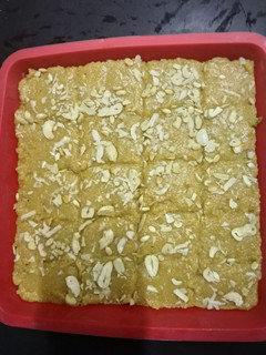 સુખડી (Sukhdi Recipe In Gujarati) રેસીપી મુખ્ય ફોટો