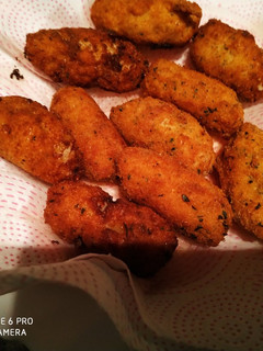 Una foto de Croquetas de oreja, carne troceada de ternera, jamón y bacon