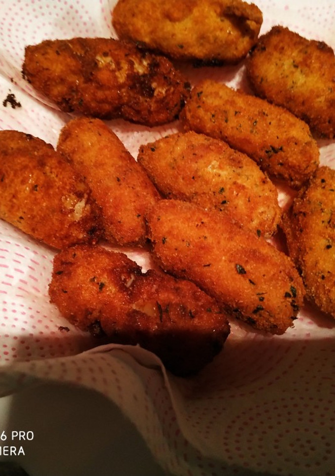 Una foto de Croquetas de oreja, carne troceada de ternera, jamón y bacon