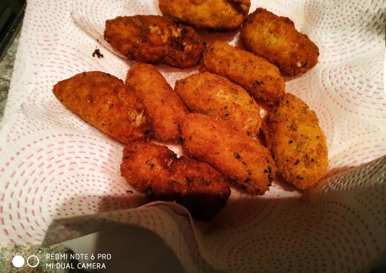 Croquetas de oreja, carne troceada de ternera, jamón y bacon