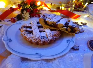 Foto di Crostatina ai fichi, frutta secca, zenzero e limone vegan
