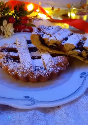 Foto di Crostatina ai fichi, frutta secca, zenzero e limone vegan
